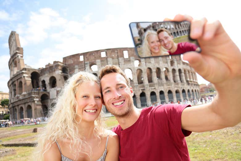 Un selfie di fronte al Colosseo