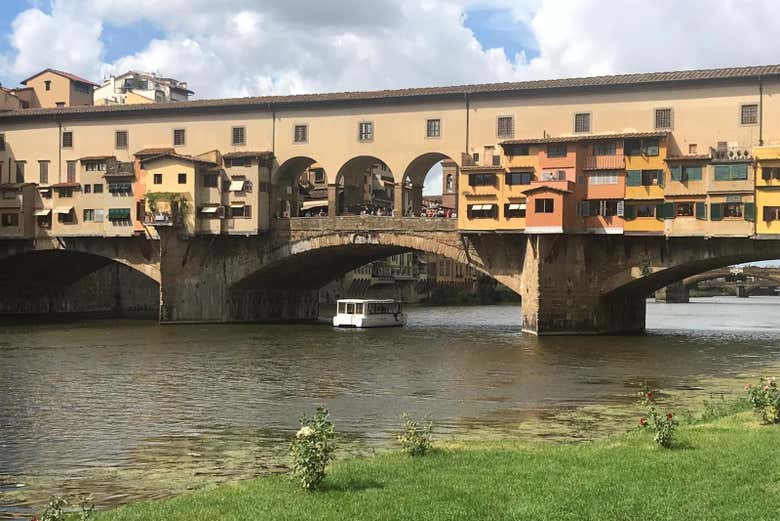 Barca elettrica che passa sotto il Ponte Vecchio